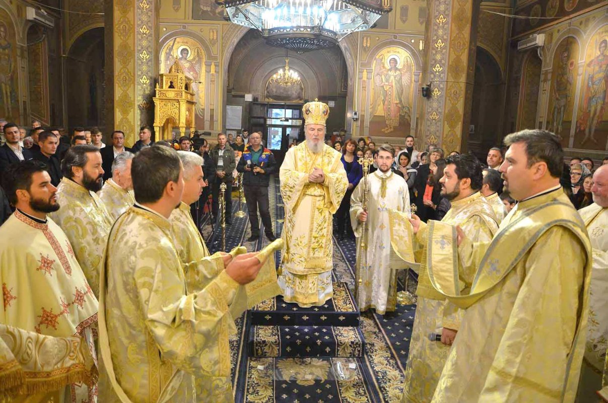 Sfântul Mare Mucenic Dimitrie, prăznuit la Catedrala Arhiepiscopală din Târgoviște 130664