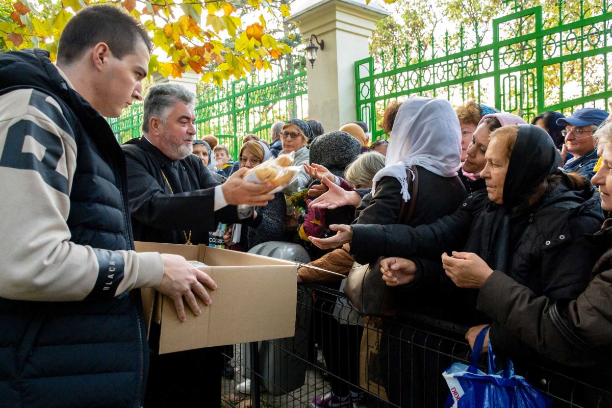 Sprijin pentru pelerinii care au așteptat la rând pe Colina Patriarhiei 130659