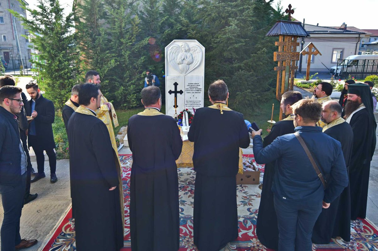 Rugăciune de pomenire a victimelor incendiului de la clubul Colectiv 130977