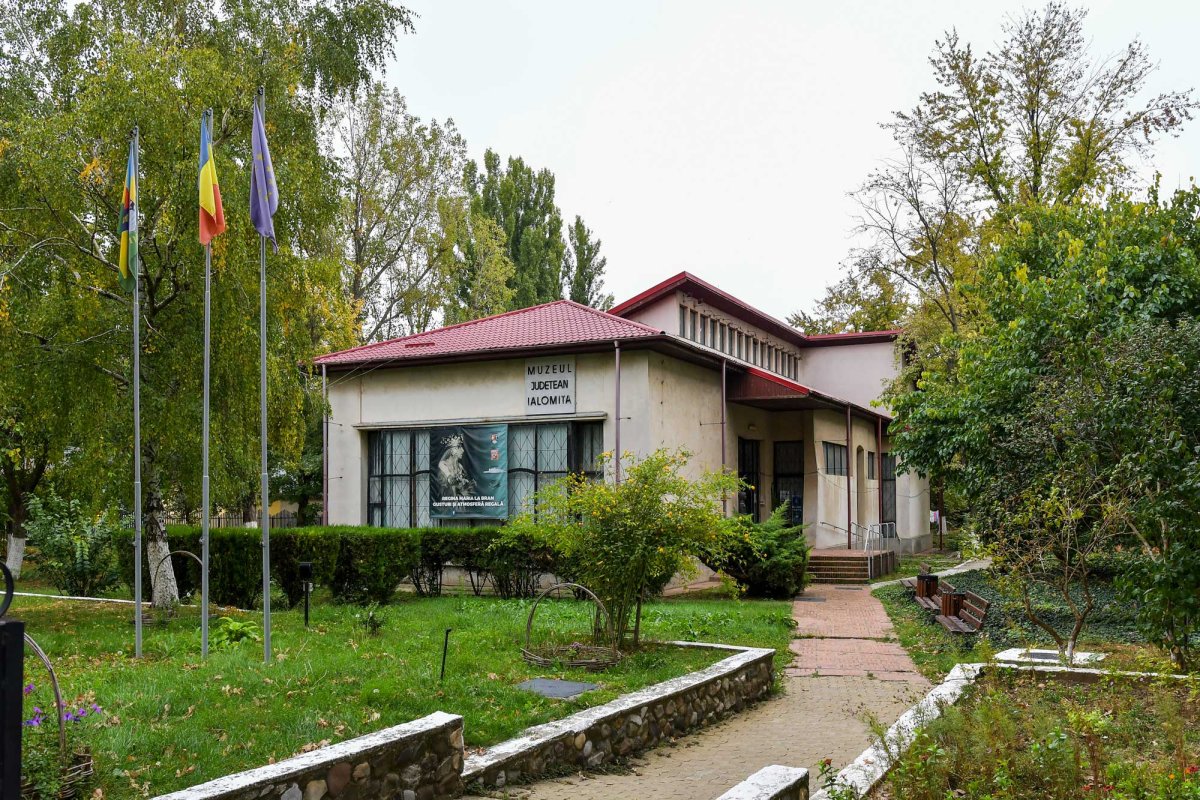 Comori ialomițene de tradiții, artă și istorie 130959