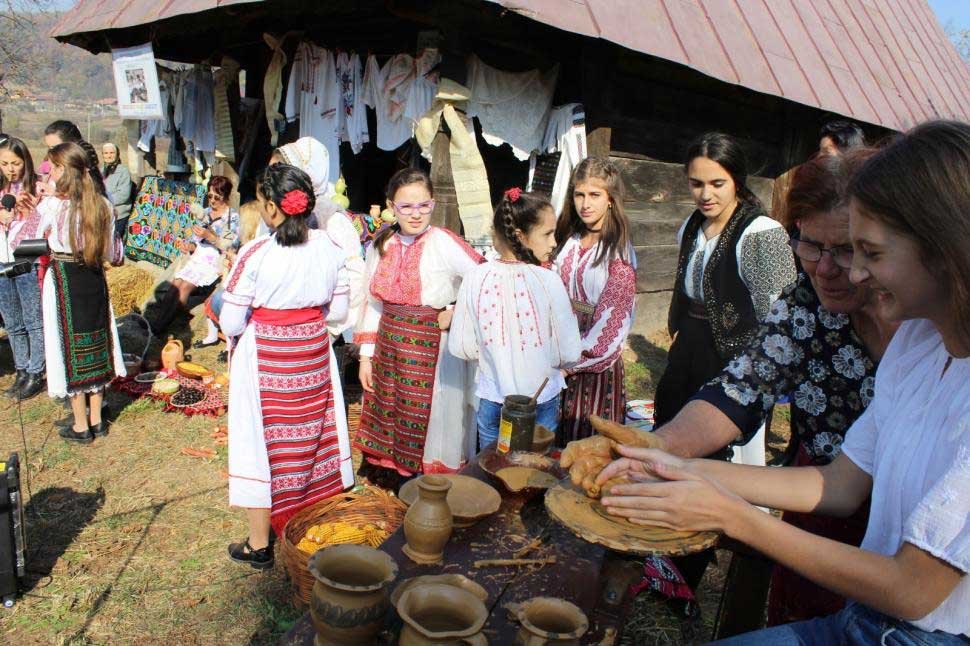 Festivalul „Obiceiuri și tradiții gorjenești” în Parohia Strâmtu 131106
