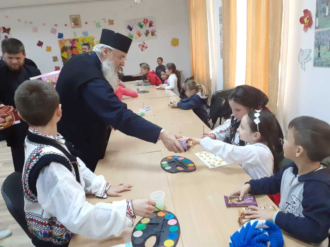Vizite arhierești în centrele sociale ale Episcopiei Hușilor 131171