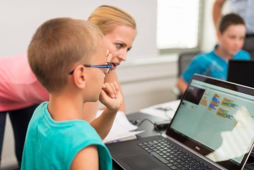 Opt din zece părinţi, îngrijoraţi de siguranţa copiilor în mediul online 131285