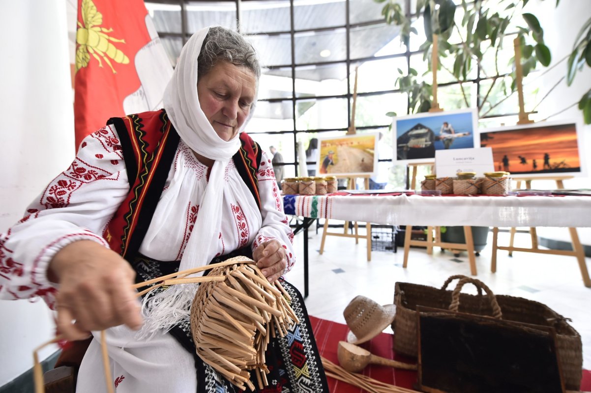 De 50 de ani, o tulceancă ţine viu meşteşugul împletirii papurei 131350