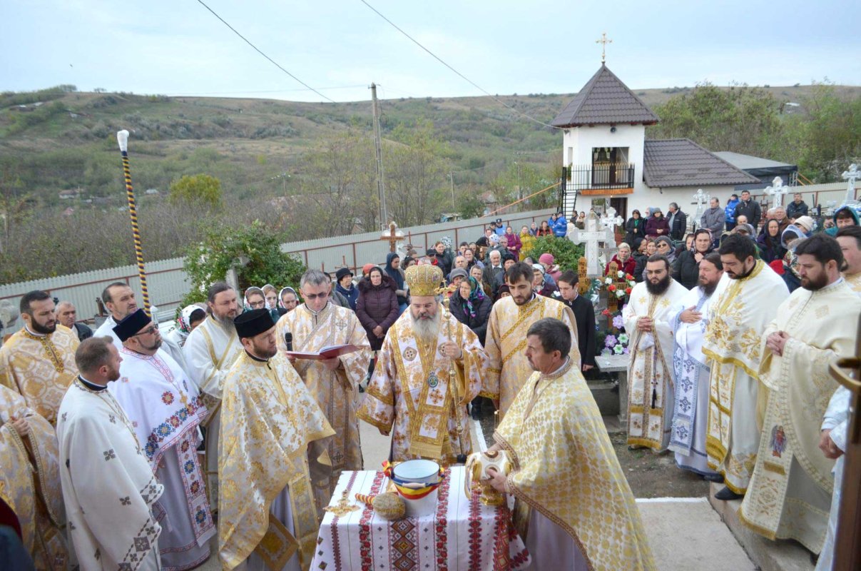 Sfinţire de biserică în Parohia Banca Sat 131337