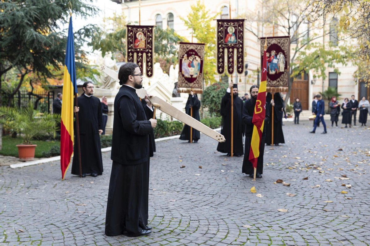 Procesiune cu moaștele Sfântului Ierarh Nectarie la Mănăstirea Radu Vodă din Capitală 131740