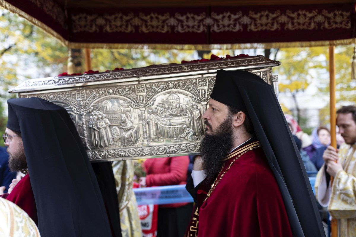 Procesiune cu moaștele Sfântului Ierarh Nectarie la Mănăstirea Radu Vodă din Capitală 131747