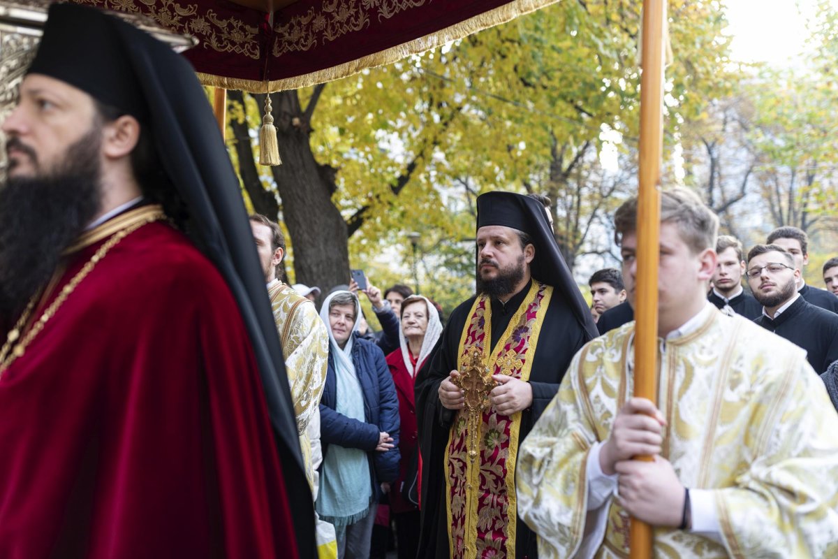 Procesiune cu moaștele Sfântului Ierarh Nectarie la Mănăstirea Radu Vodă din Capitală 131748