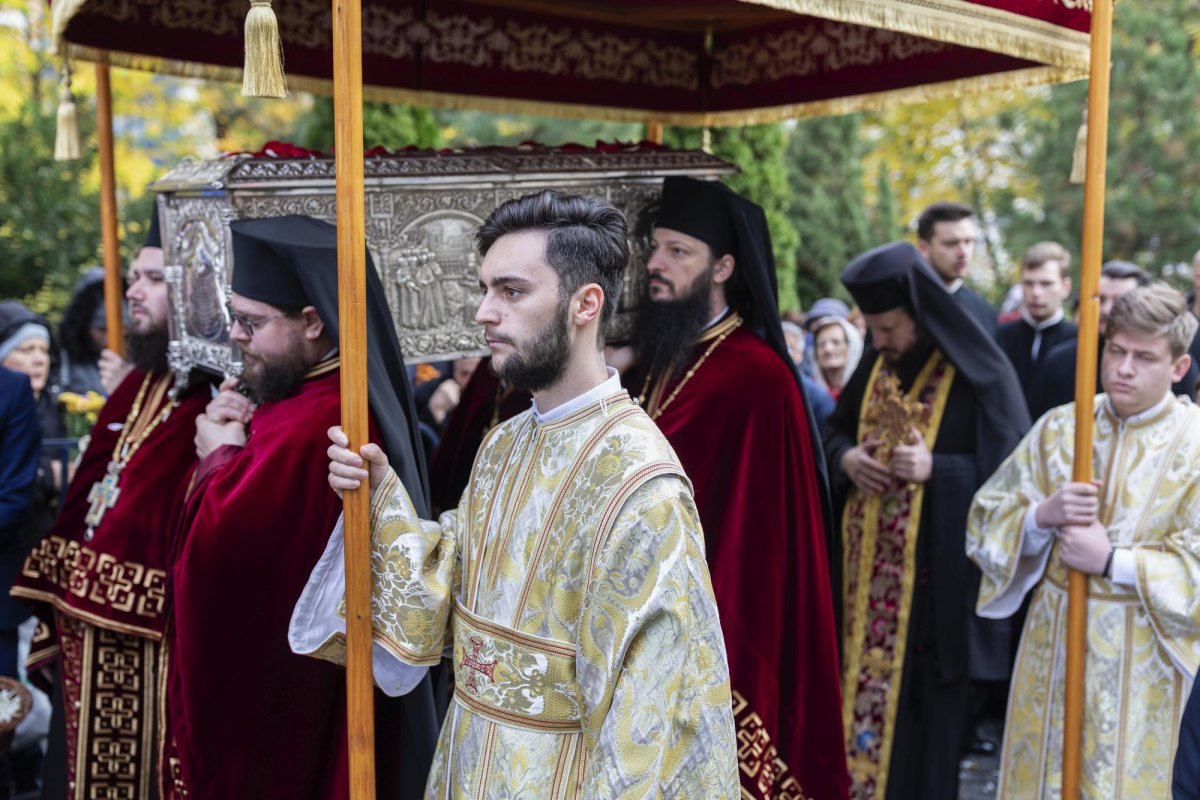 Procesiune cu moaștele Sfântului Ierarh Nectarie la Mănăstirea Radu Vodă din Capitală 131751