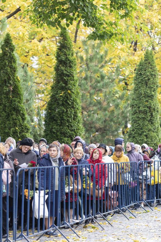 Procesiune cu moaștele Sfântului Ierarh Nectarie la Mănăstirea Radu Vodă din Capitală 131756