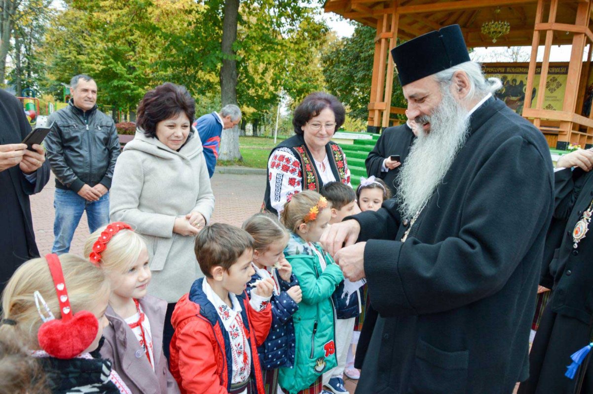 Vizită pastorală în Arhiepiscopia Romanului și Bacăului 131789