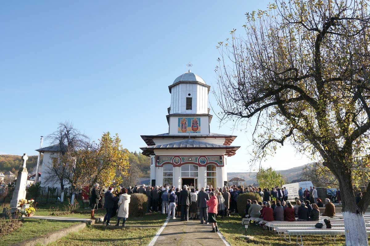 Biserică înnoită pentru credincioșii parohiei argeșene Zigoneni 132091