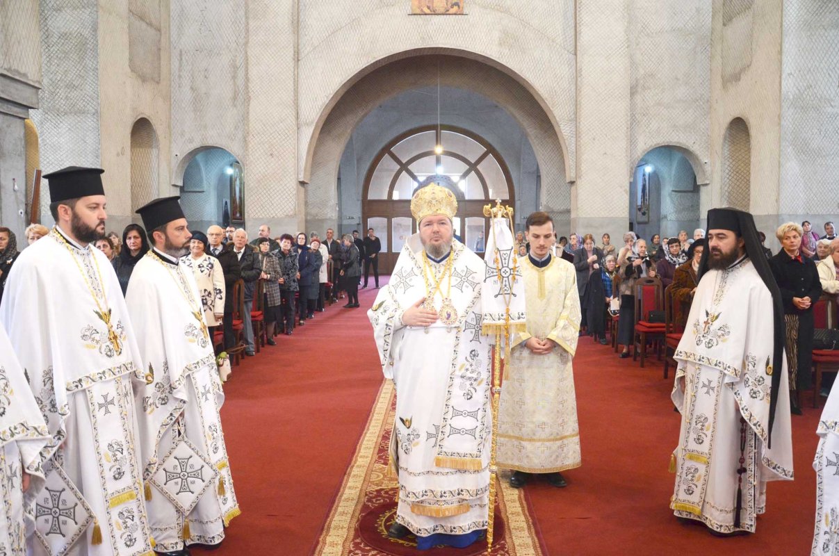 Credincioșii orădeni l-au cinstit pe Sfântul Ierarh Nectarie 132188