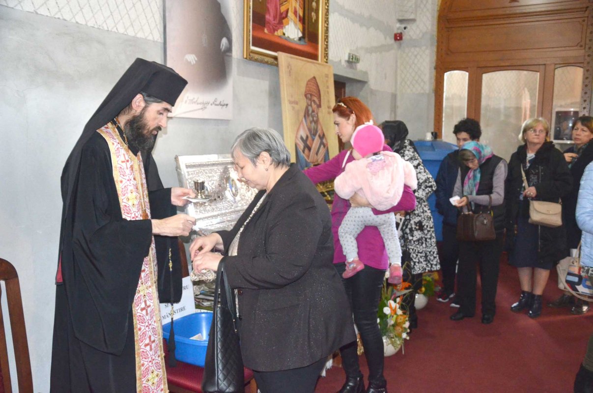 Credincioșii orădeni l-au cinstit pe Sfântul Ierarh Nectarie 132189