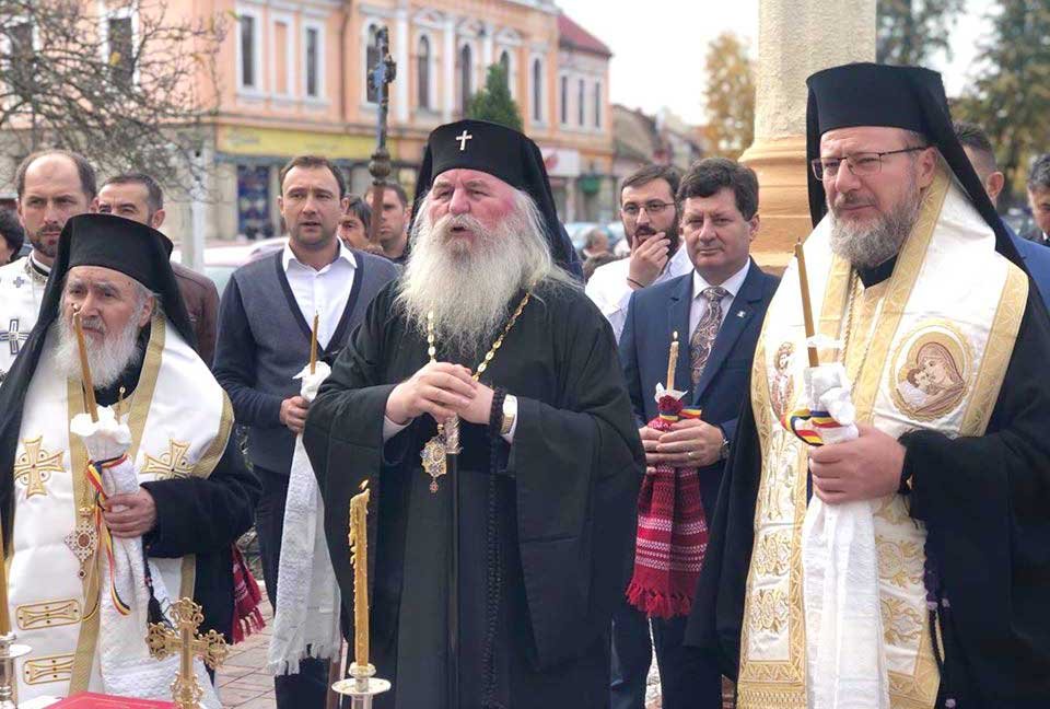 Trei ierarhi au binecuvântat lucrările de la biserica din Ineu 132180