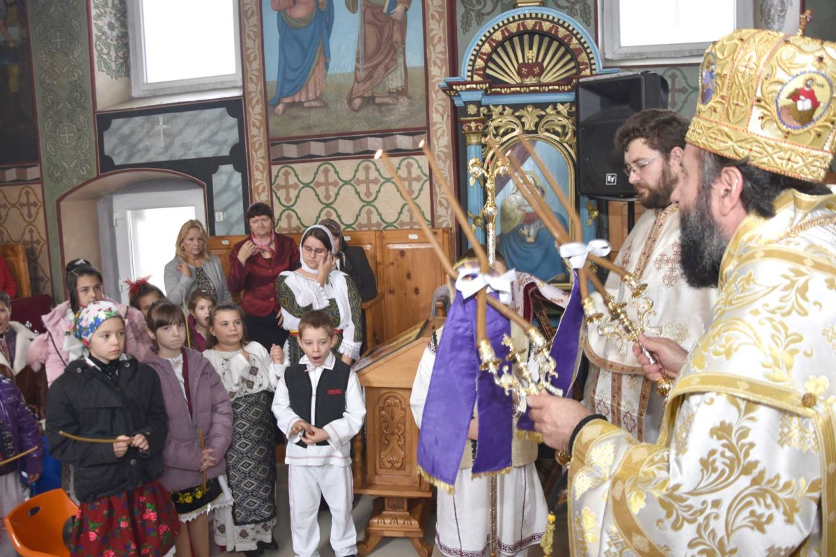 Vizită arhierească în Parohia Biniș, județul Caraș-Severin 132183