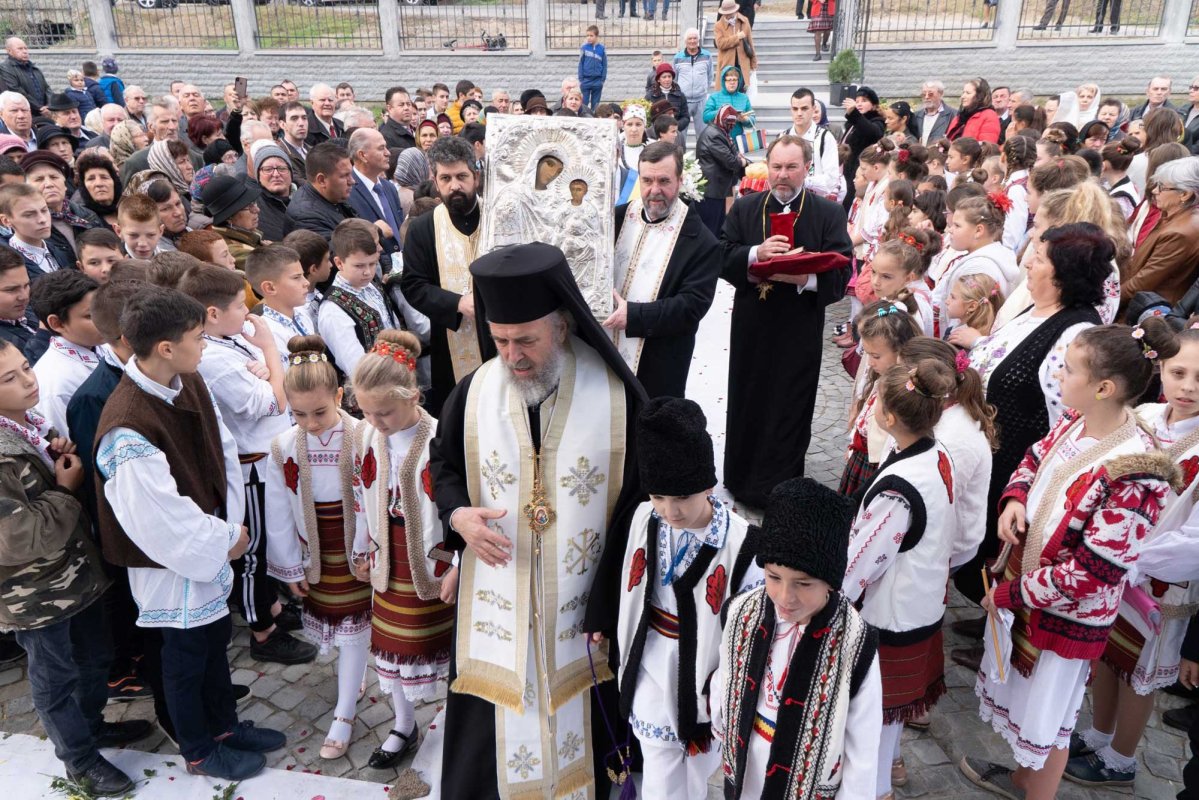 Sfințirea unei biserici noi de pe malul Prutului 132397