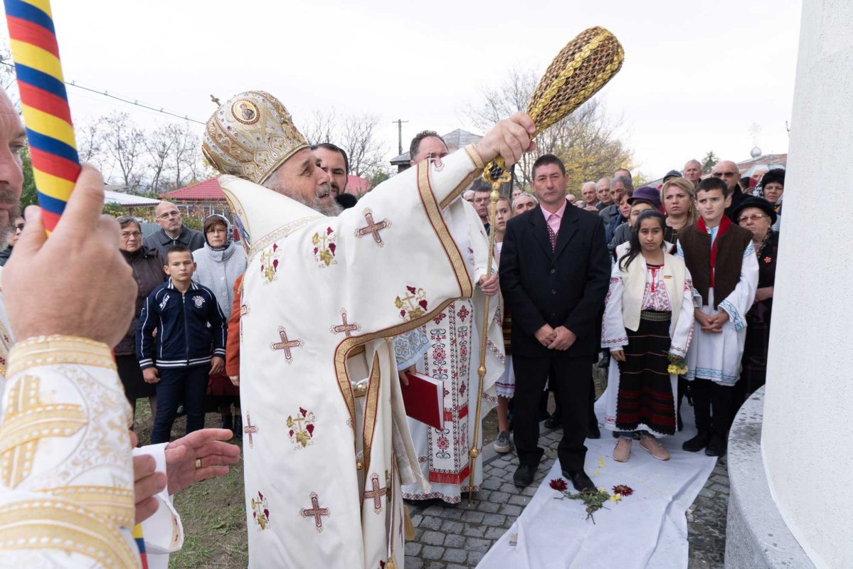 Sfințirea unei biserici noi de pe malul Prutului 132398