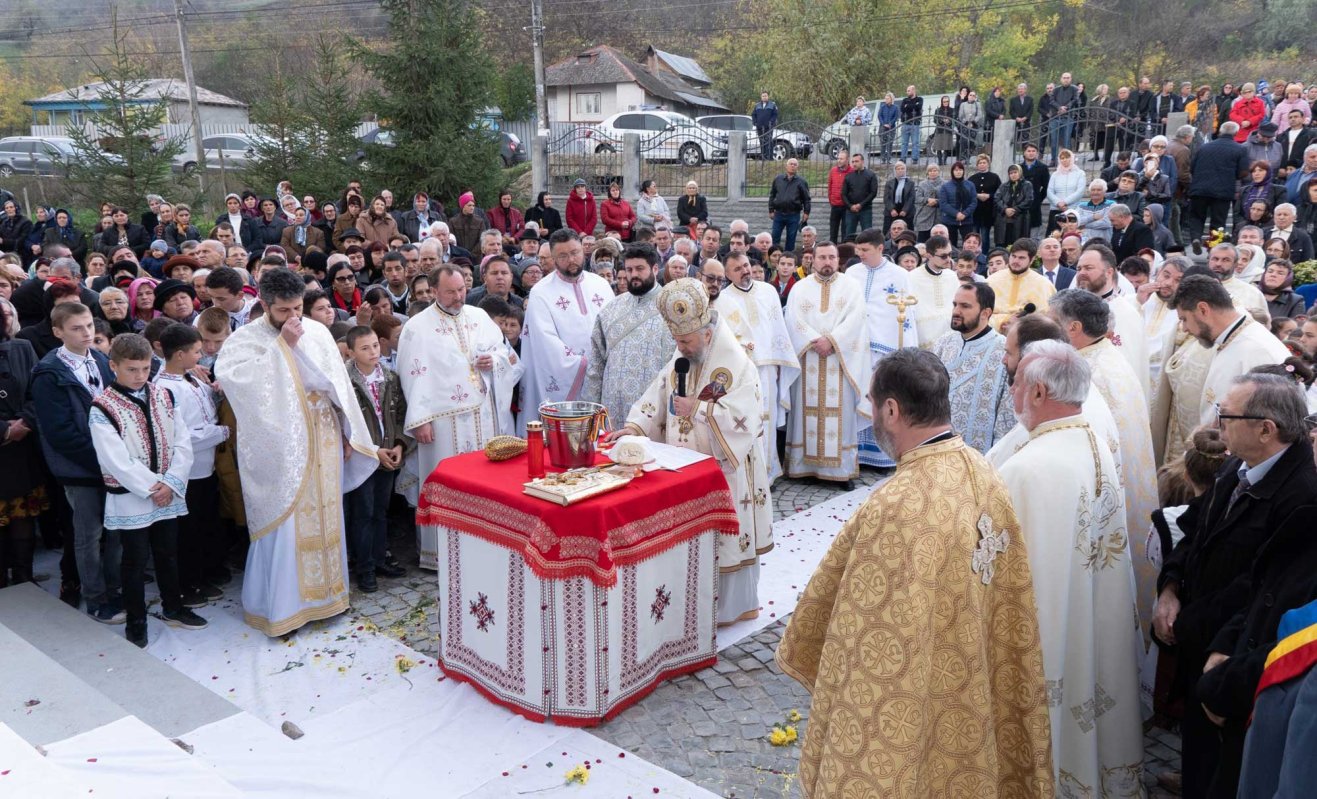 Sfințirea unei biserici noi de pe malul Prutului 132399