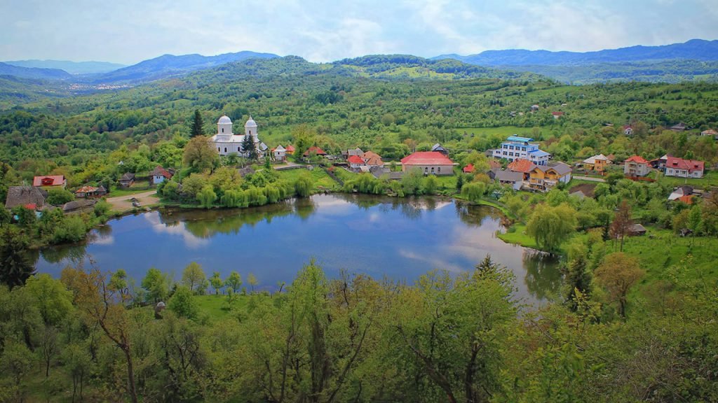 Satul, locul unde vremea nu se grăbește și pământul cântă 132001