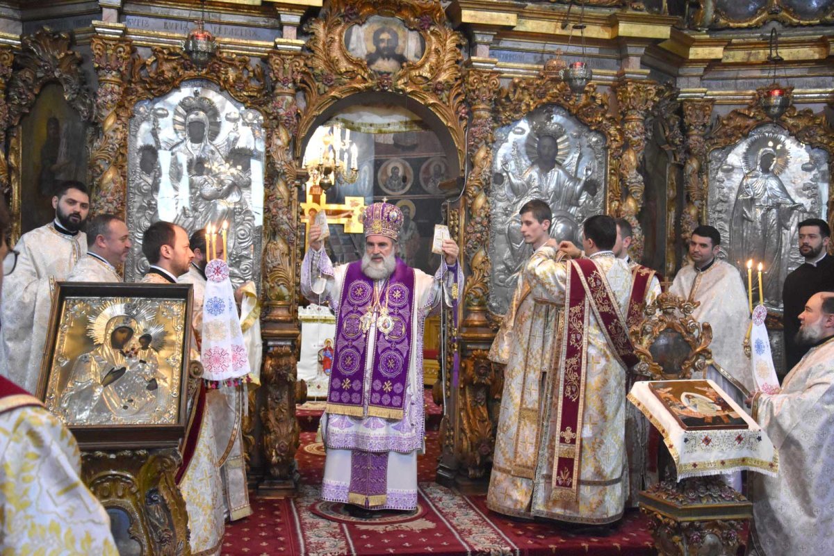 Slujire la Catedrala din Roman 132787