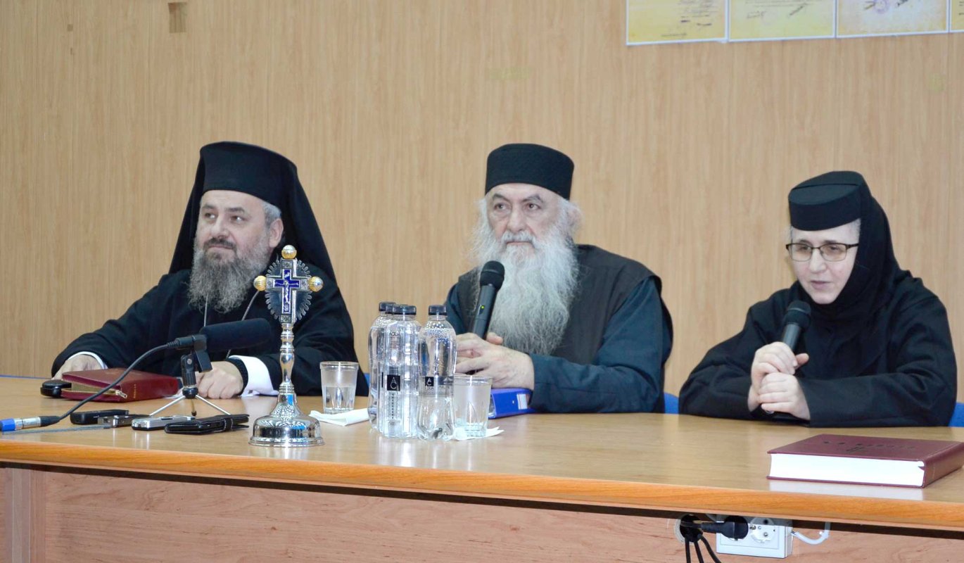Arhimandritul Zaharia Zaharou, la conferinţa preoţilor hunedoreni 132826