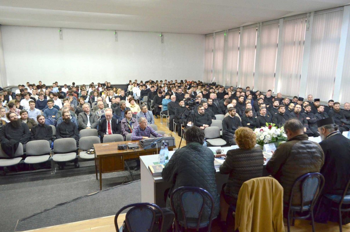 Simpozionul „Repere ale culturii și spiritualității vasluiene“, la Huşi 132837