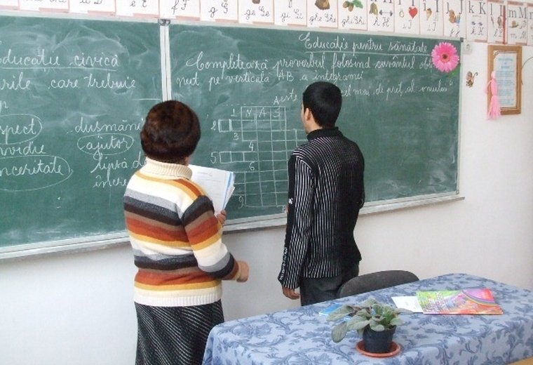 Sute de adulţi, din nou la şcoală 132846