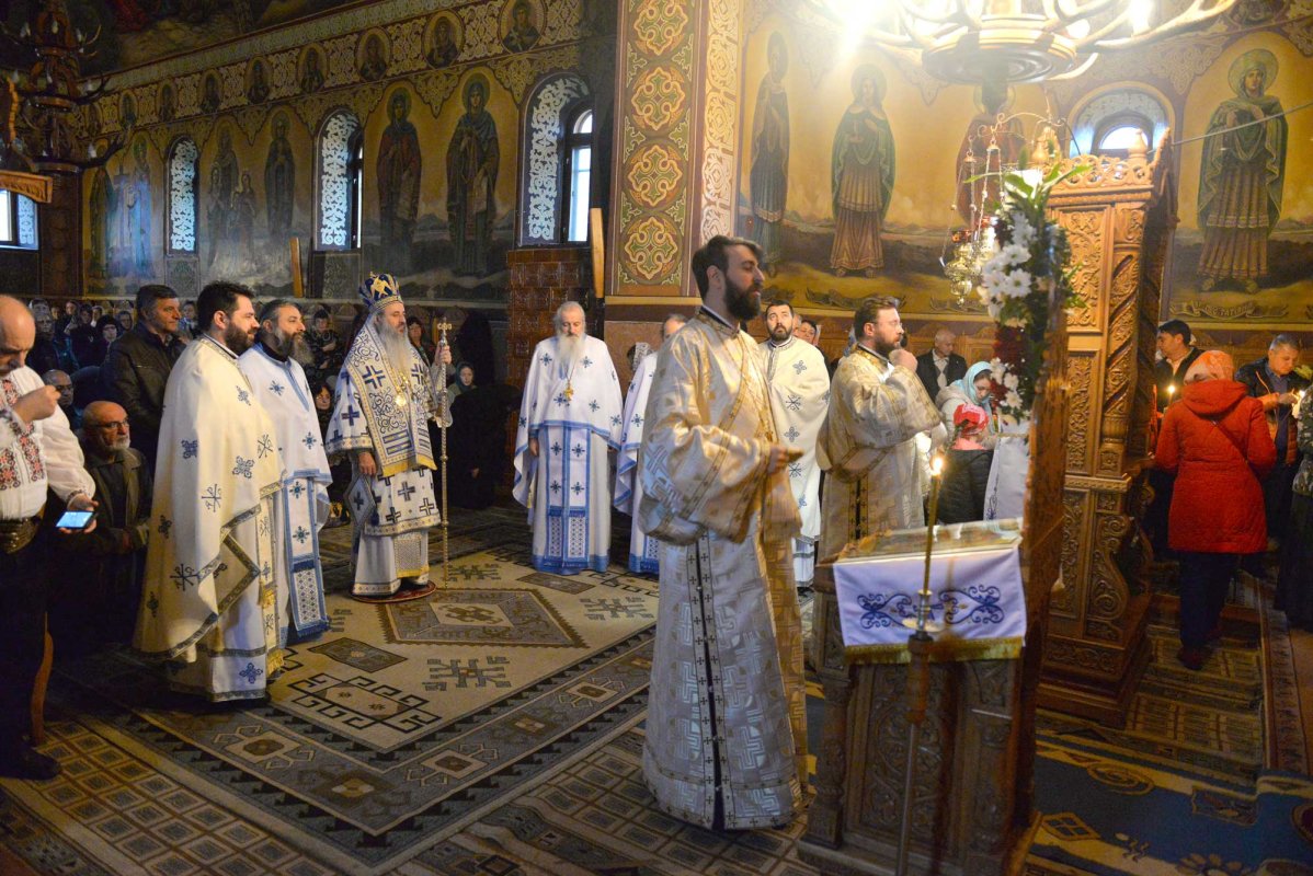 Hramul mănăstirii nemțene Peștera 133098