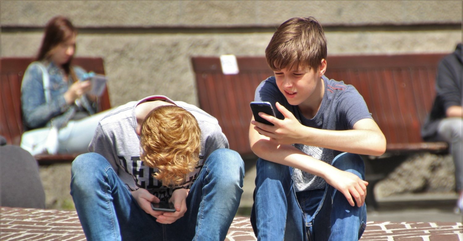 Copiii stau zilnic până la 6 ore online 133905