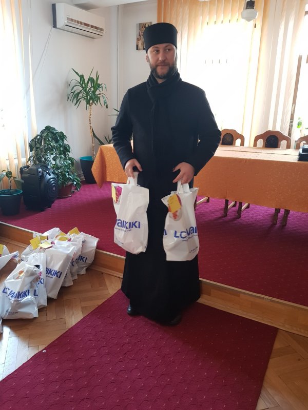 Moș Nicolae le-a adus ghetuțe și daruri copiilor fălticeneni 134315