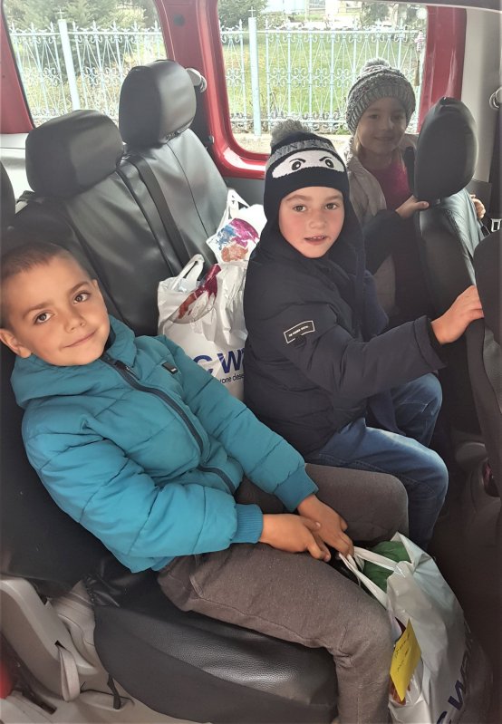 Moș Nicolae le-a adus ghetuțe și daruri copiilor fălticeneni 134316