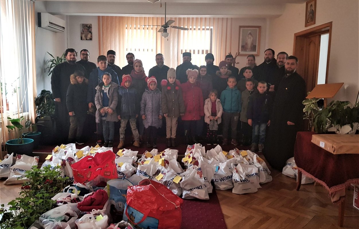 Moș Nicolae le-a adus ghetuțe și daruri copiilor fălticeneni 134318