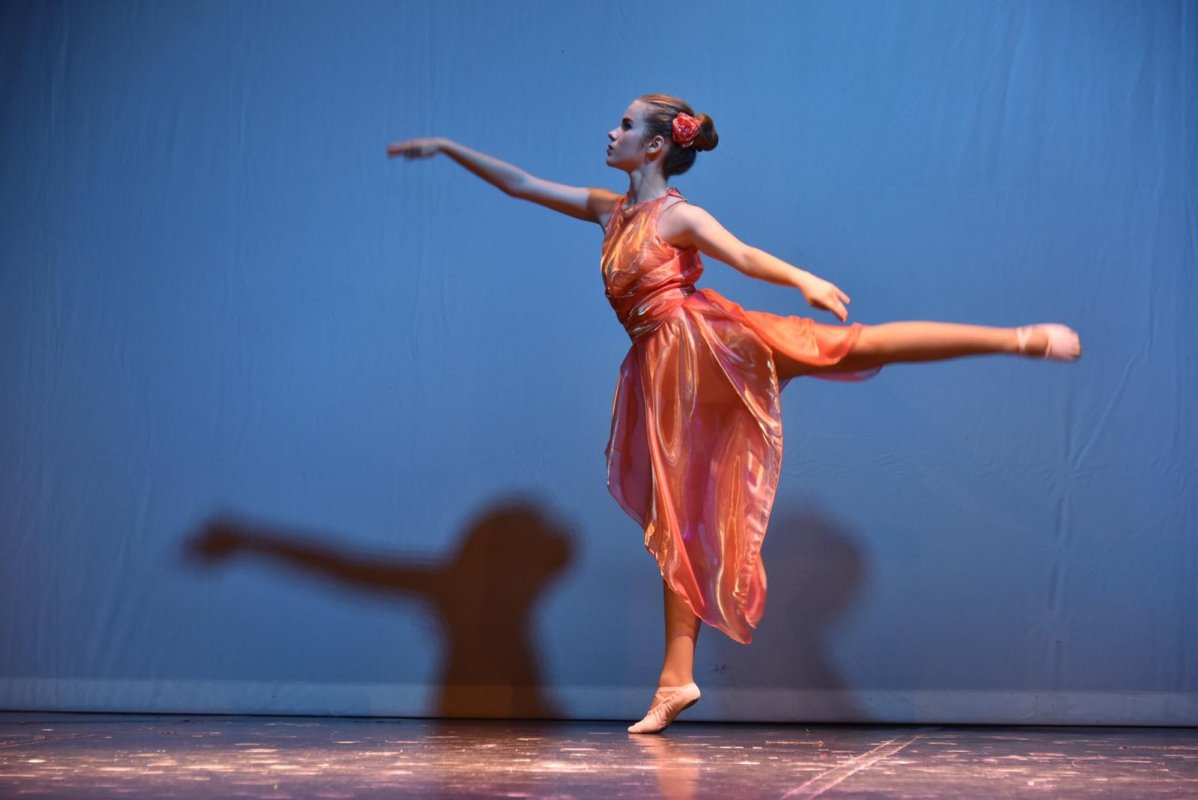 O tânără care se „zidește” pe sine în frumusețe 133835