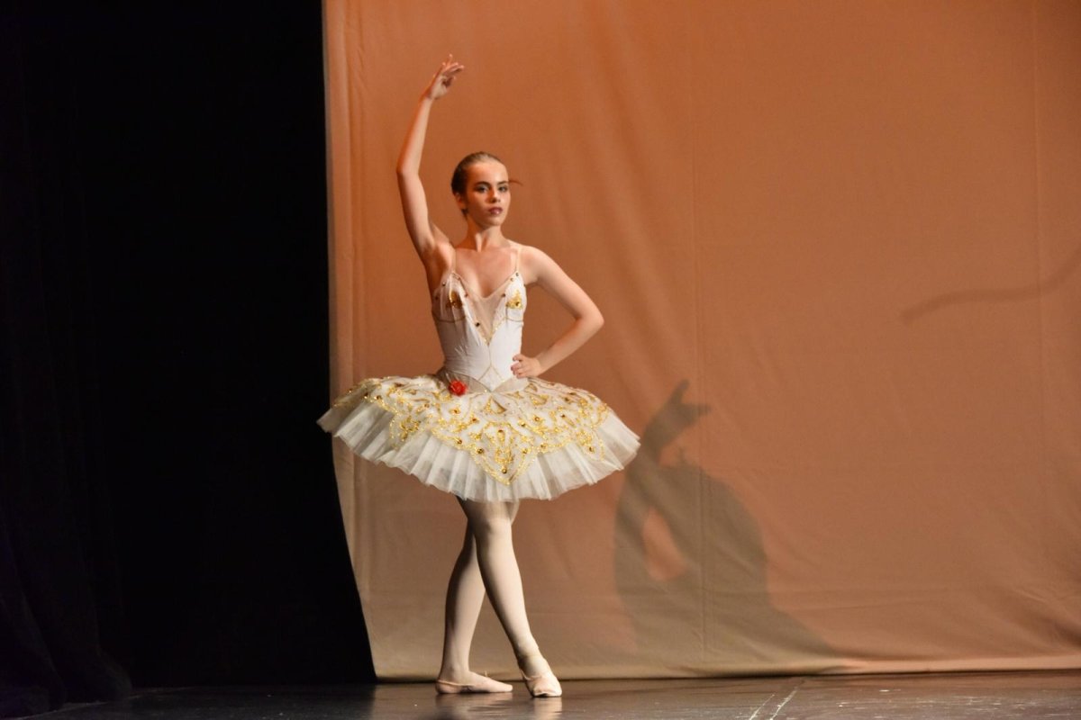 O tânără care se „zidește” pe sine în frumusețe 133836