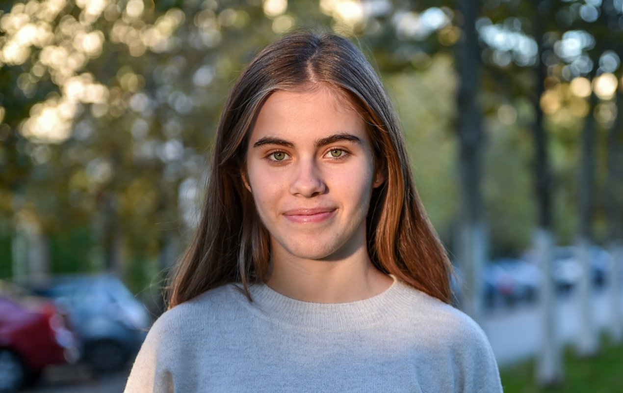 O tânără care se „zidește” pe sine în frumusețe 133837