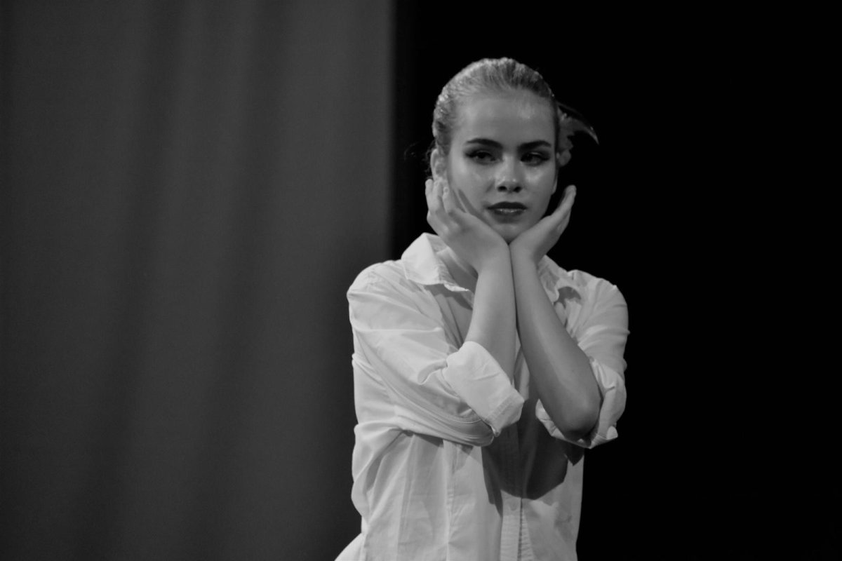 O tânără care se „zidește” pe sine în frumusețe 133838