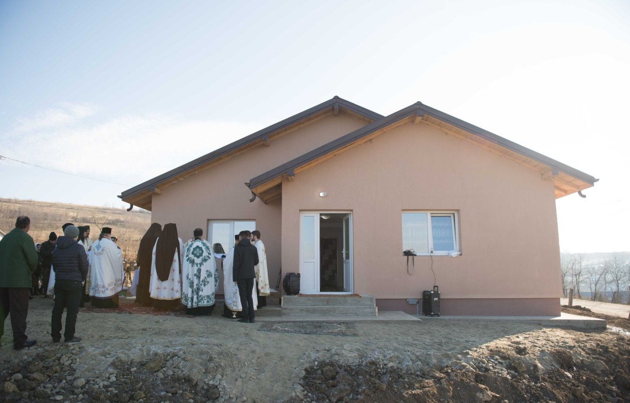Casă construită de Mănăstirea Hadâmbu pentru o familie cu 10 copii 134443