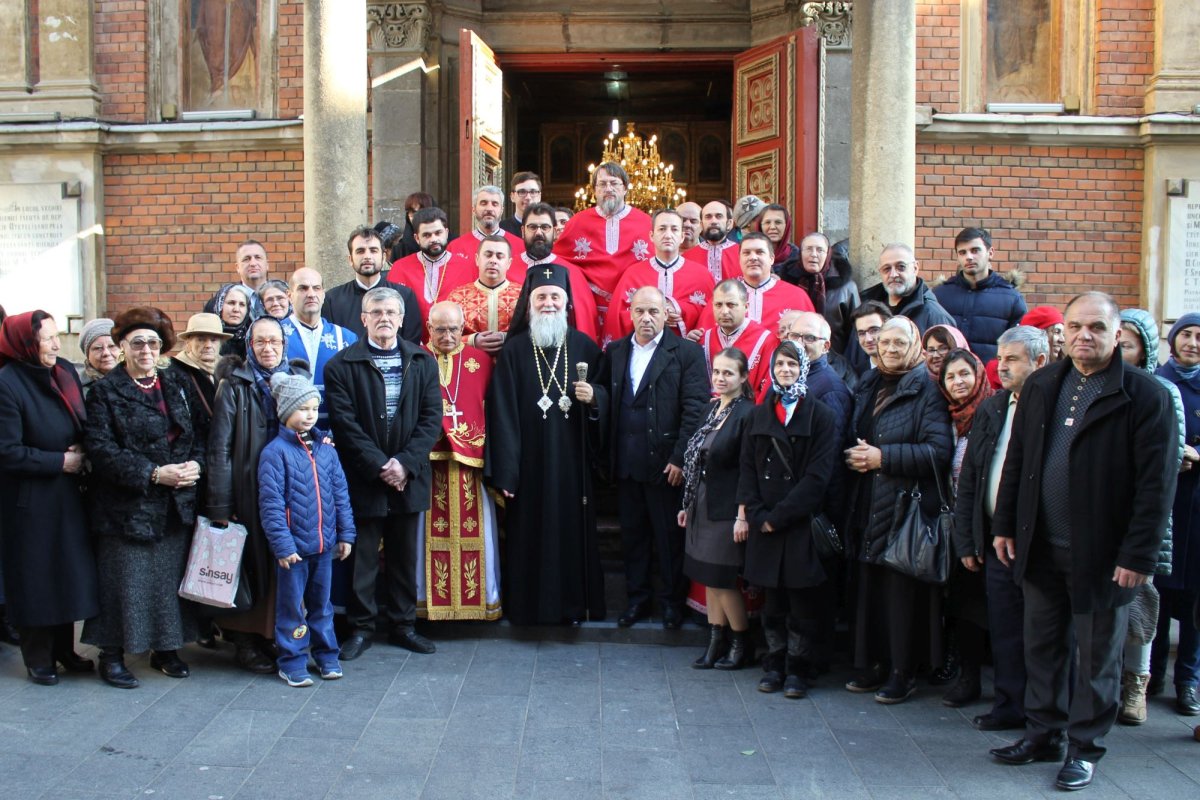 Slujire arhierească la Paraclisul Mitropolitan din Craiova 134585