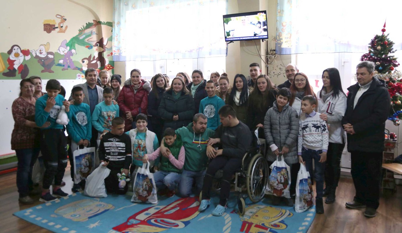 Colinde la Centrul „Sfântul Nectarie“ și la Complexul „Prichindelul” din Sibiu 135023