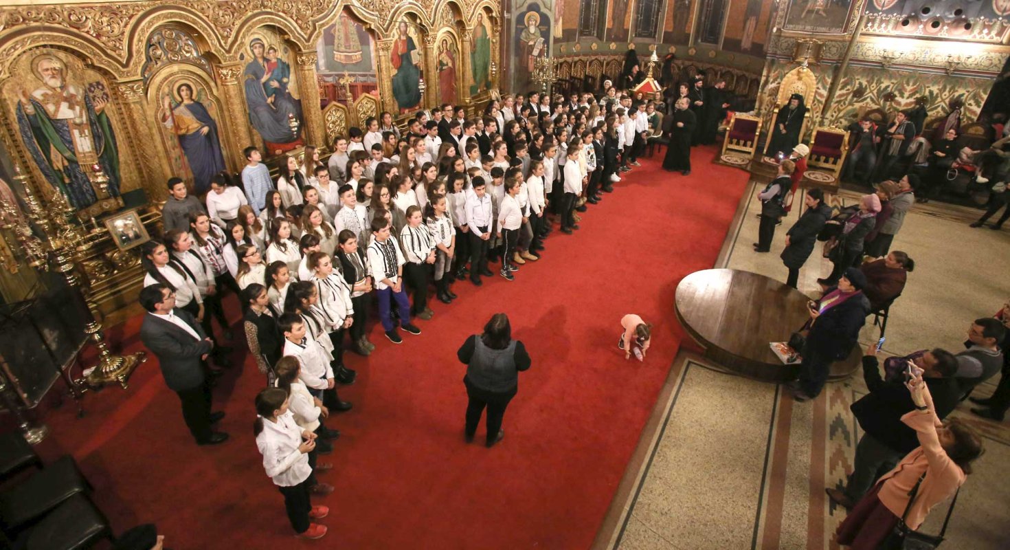 Elevii din județul Sibiu au colindat la Catedrala Mitropolitană 135022