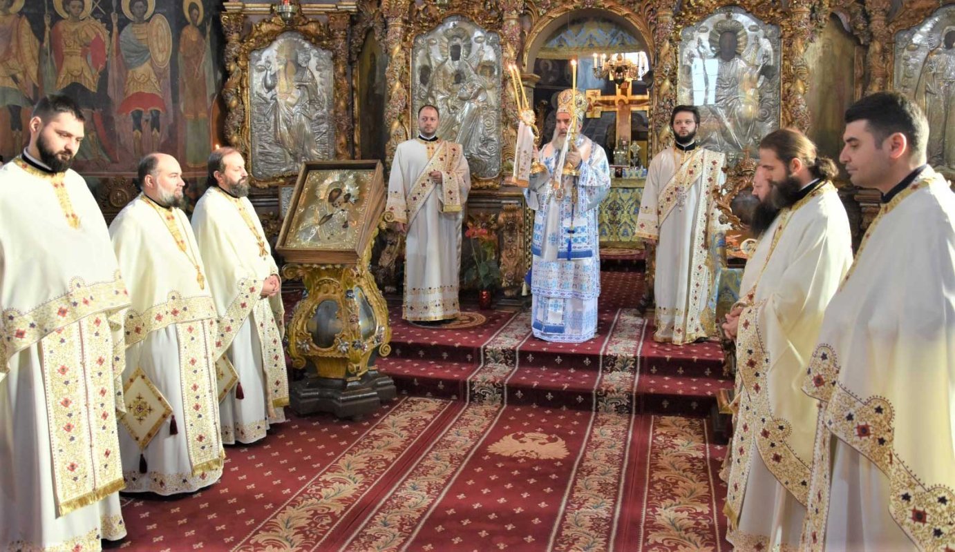 Înaltpreasfinţitul Părinte Ioachim a resfințit biserica Parohiei Trebeș 135131