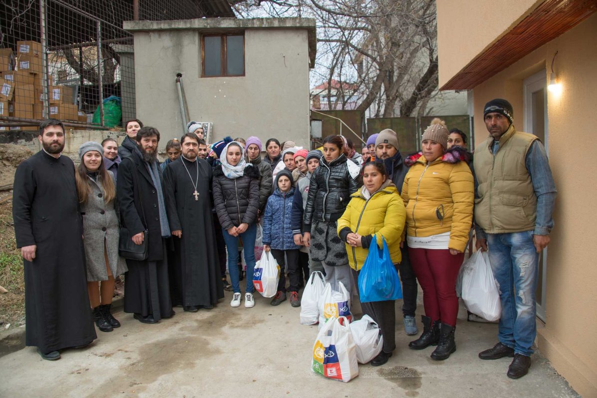 Daruri de Crăciun oferite de Episcopia Italiei copiilor devaforizați din Iași 135300