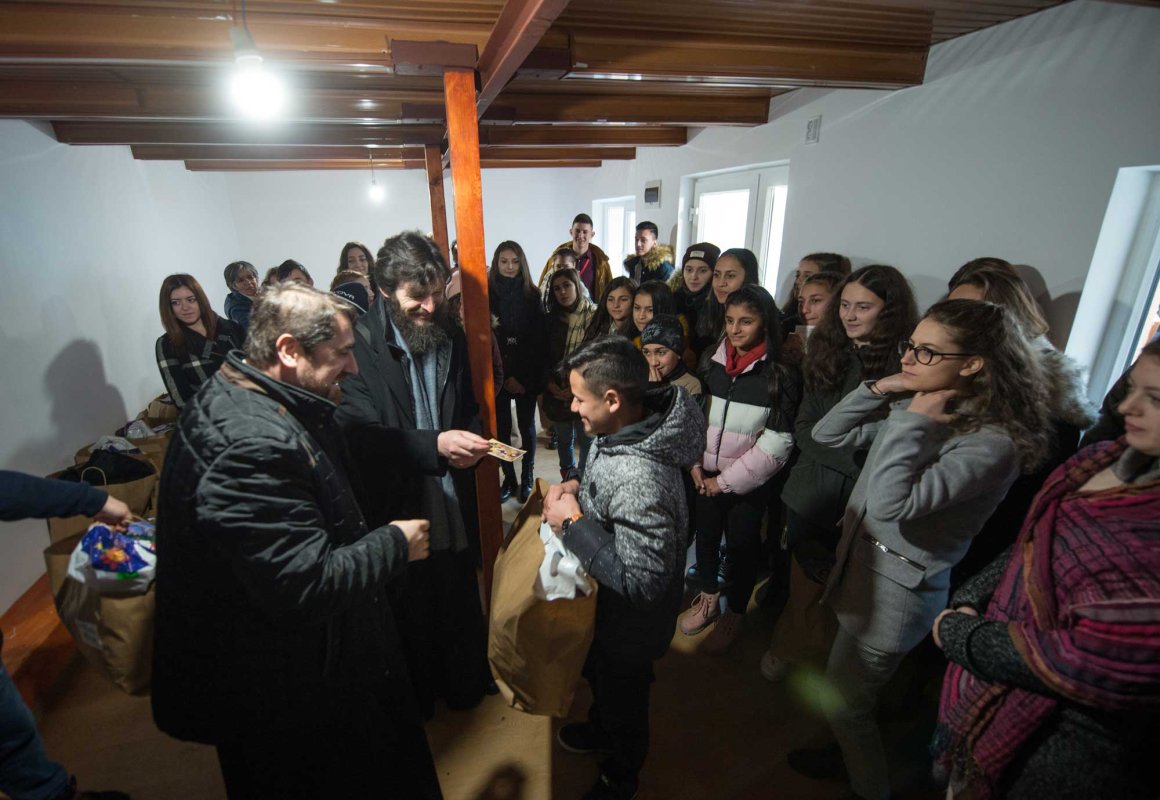 Daruri de Crăciun oferite de Episcopia Italiei copiilor devaforizați din Iași 135301