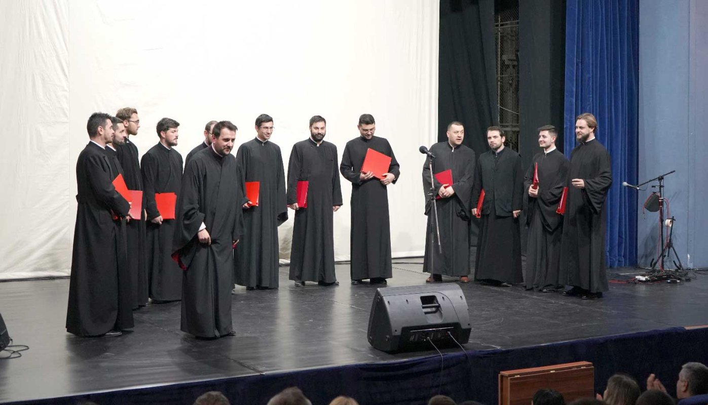 Spectacol tradiţional dedicat sărbătorii Crăciunului la Târgu Jiu 135605