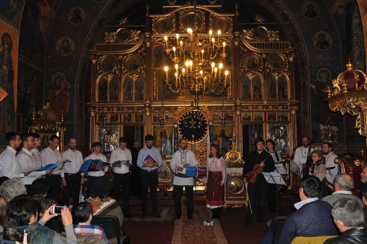 „Colindăm, Doamne, colind” la biserica ieşeană „Cuvioasa Parascheva” 135970