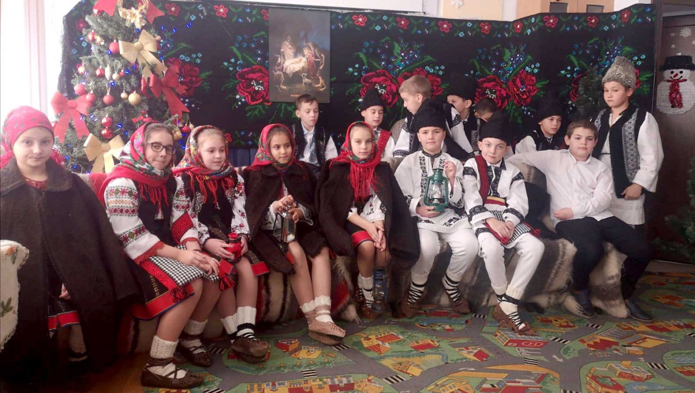 Crăciunul, serbat ca odinioară de elevii de la Liceul „Ion Nistor” - Vicovu de Sus 135882