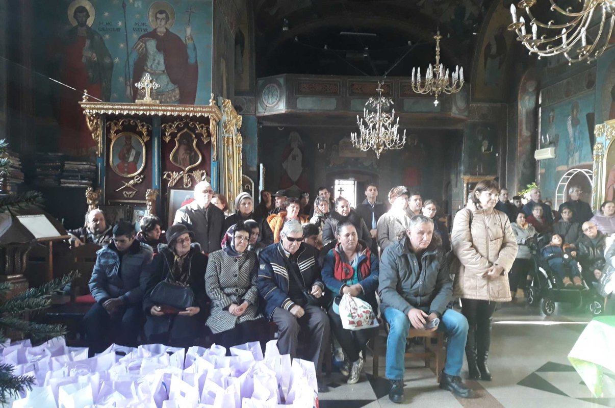 Proiectul „Crăciunul alături de semeni” la Ploiești 135883