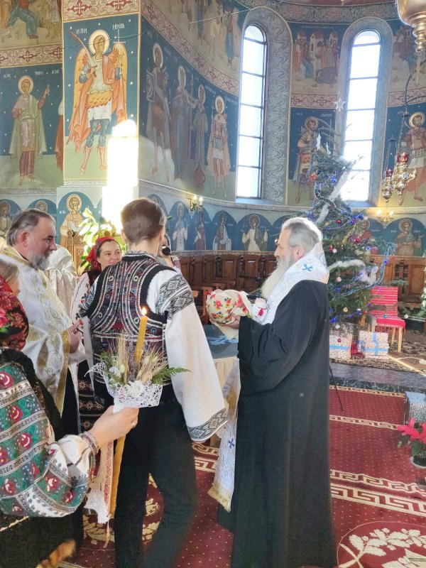Al cincilea copil al părintelui Iulian Asandei, botezat de IPS Mitropolit Teofan 135975