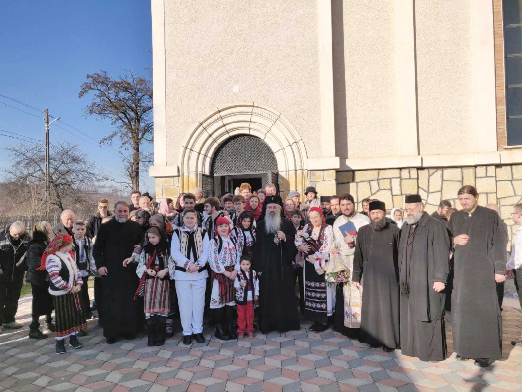 Al cincilea copil al părintelui Iulian Asandei, botezat de IPS Mitropolit Teofan 135976